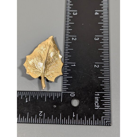 Vintage Gold Tone Textured Leaf Pin Brooch Retro Classic - Picture 8 of 10